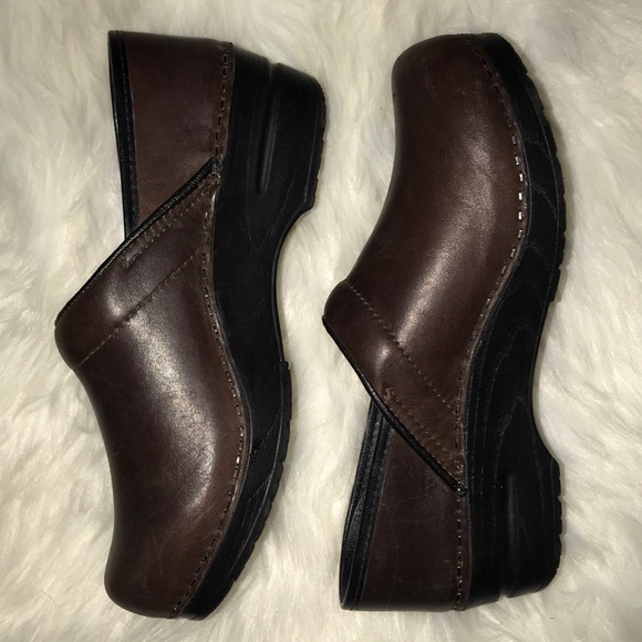 SANITA BROWN LEATHER CLOGS - Picture 7 of 9